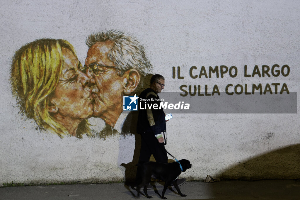 Art Protest in Bagnoli: Projection Depicts Manfredi and Meloni in Symbolic Kiss - NEWS - CHRONICLE