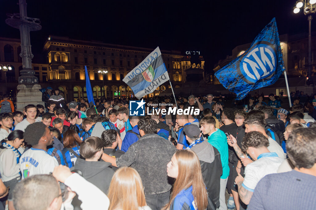 Inter - FC Internazionale - Nerazzurri fans celebrate in Piazza Duomo as they win their 21st Scudetto. - NEWS - CHRONICLE