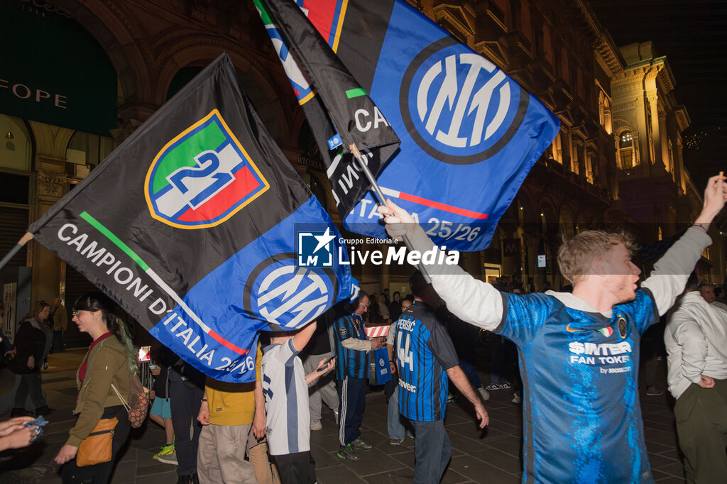 Inter - FC Internazionale - Nerazzurri fans celebrate in Piazza Duomo as they win their 21st Scudetto. - NEWS - CHRONICLE