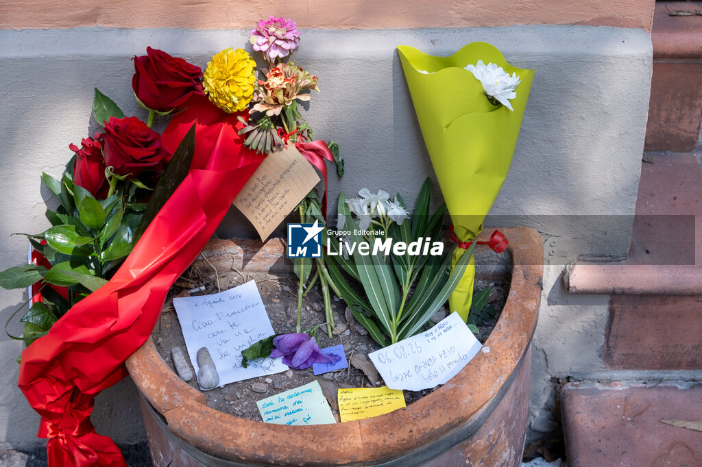People leave flowers and messages outside Francesco Guccini former house in Bologna - NEWS - CHRONICLE