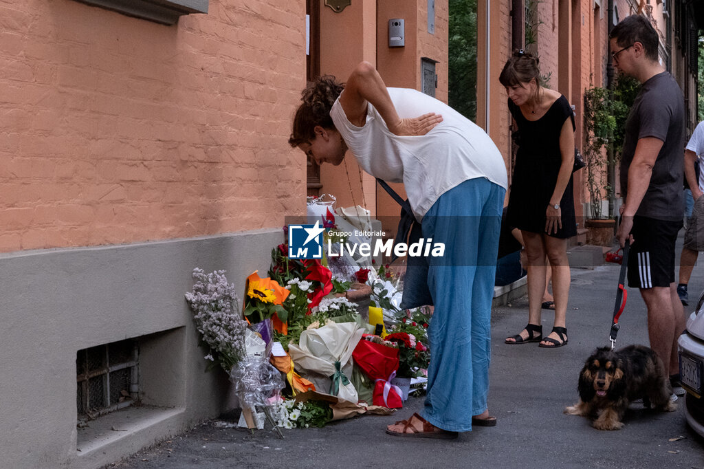People leave flowers and messages outside Francesco Guccini former house in Bologna - NEWS - CHRONICLE