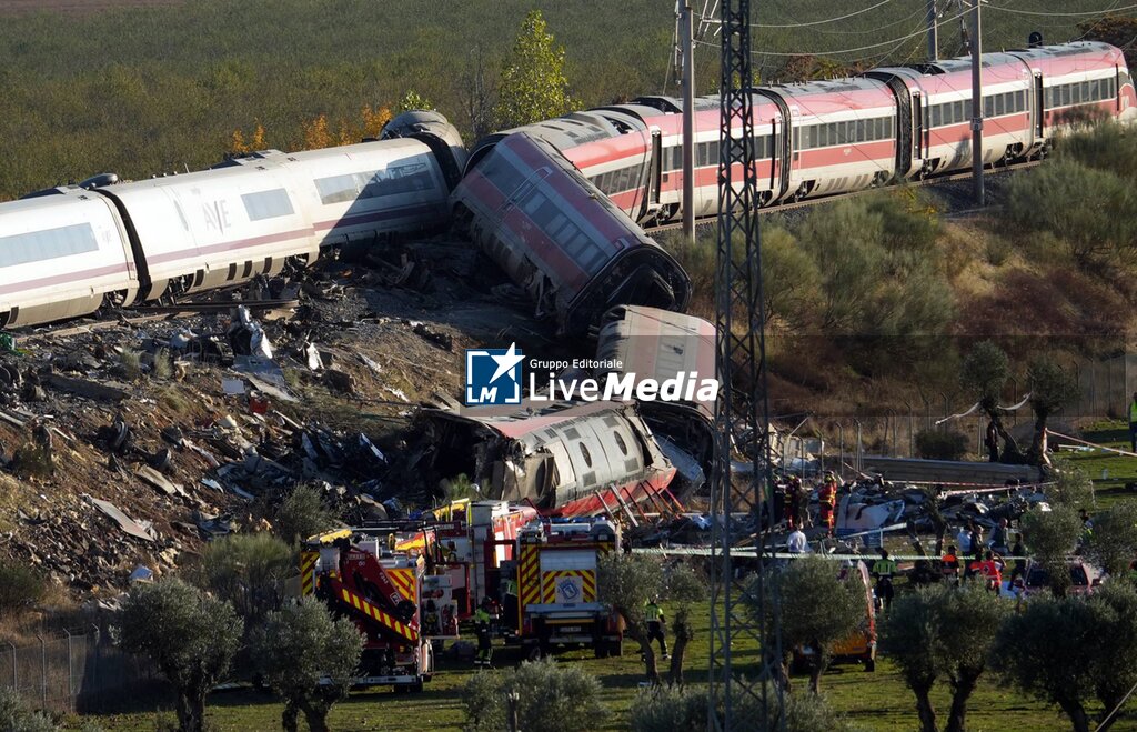 Emergency services attend to the victims at the scene of a collision between two trains in Urda - NEWS - CHRONICLE