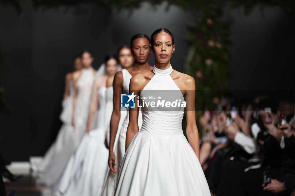 Desfle de la firma Jaime Jarque en la ciudad de Madrid - NEWS - FASHION