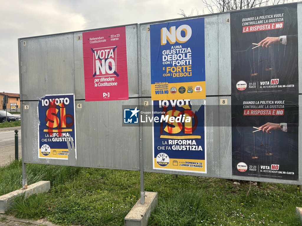 Smearing of the posters for the referendum - NEWS - POLITICS