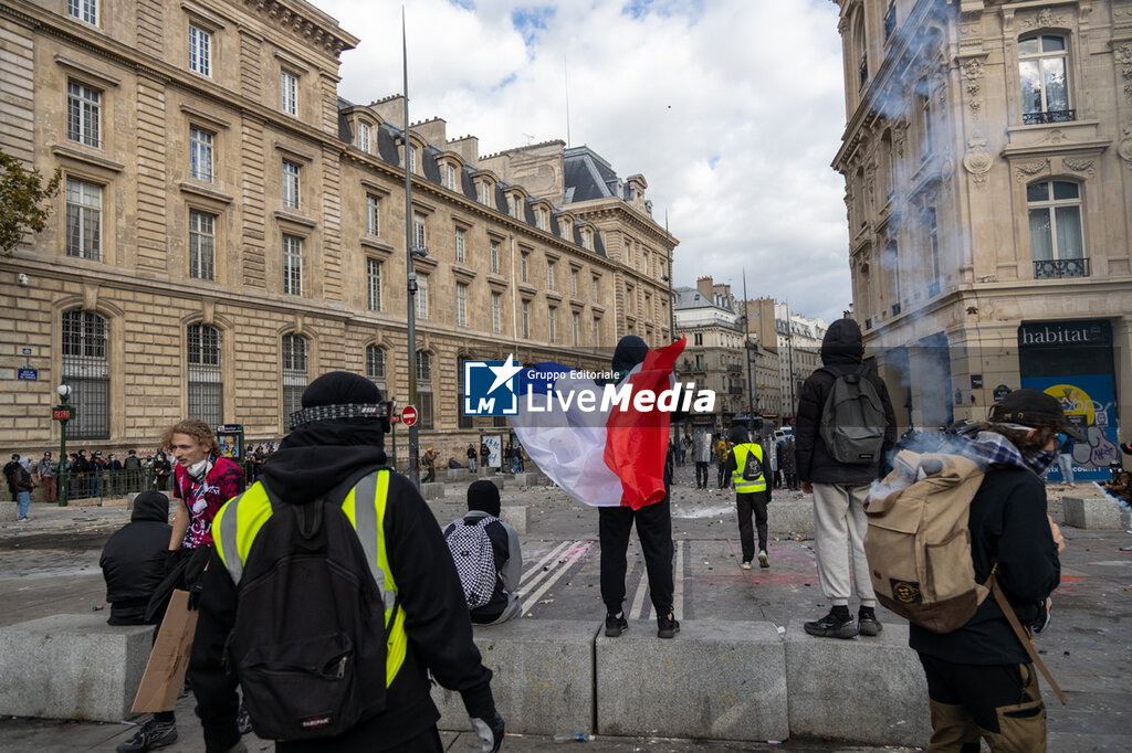 Gilet Jaune protest 17 of October, Paris - NEWS - POLITICS