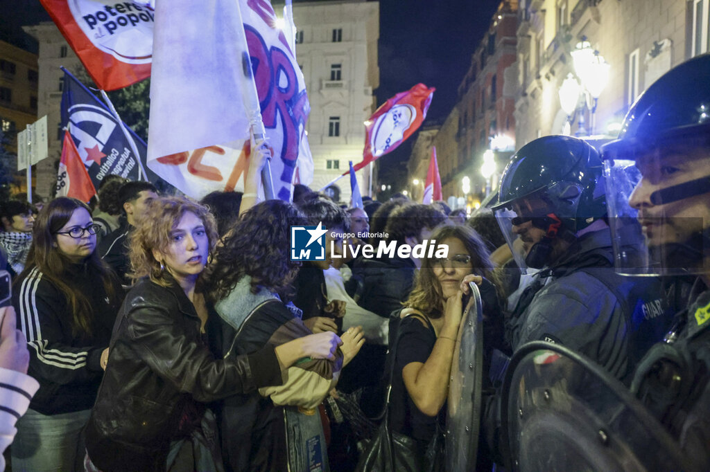 Rising cost of living, Protesters Clash with Police in Naples - NEWS - POLITICS