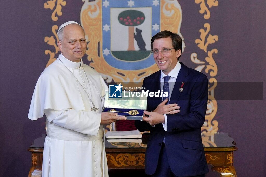 The Mayor of Madrid, Jose Luis Martinez Almeida, presents the Golden Key of the City of Madrid to Pope Leo XIV at the Cibeles Palace, Sunday, June 7, 2026 - NEWS - RELIGION