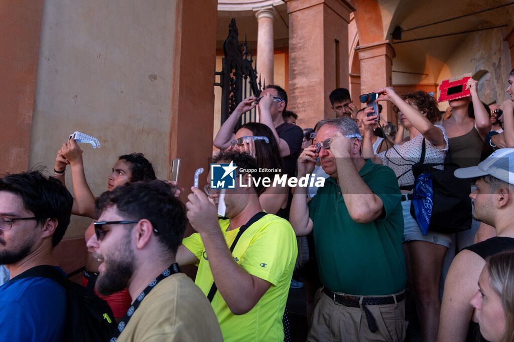 Solar eclipse in Bologna - REPORTAGE - SOCIETY