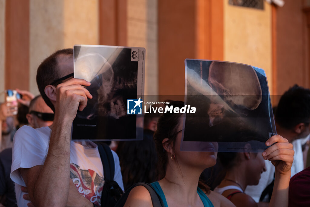 Solar eclipse in Bologna - REPORTAGE - SOCIETY