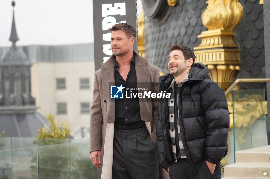 Chris Hemsworth and Bart Layton at photocall film Ruta de Escape in Madrid on Tuesday, 27 Janyary 2026. - NEWS - VIP