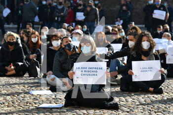 2020-10-28 - Gli esercenti in piazza Sordello a Mantova - PROTESTA ESERCENTI CONTRO IL NUOVO DPCM - NEWS - CHRONICLE
