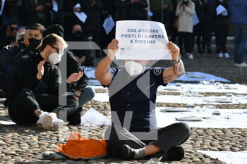 2020-10-28 - Un manifestante durante il flash mob in piazza Sordello - PROTESTA ESERCENTI CONTRO IL NUOVO DPCM - NEWS - CHRONICLE