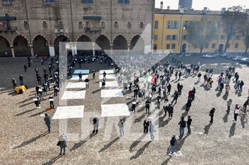 2020-10-28 - Piazza Sordello durante la manifestazione degli esercenti - PROTESTA ESERCENTI CONTRO IL NUOVO DPCM - NEWS - CHRONICLE
