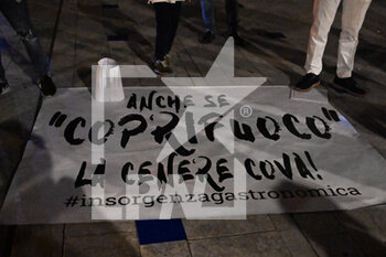 2020-10-30 - Manifesto no DPCM Reggio Calabria - MANIFESTAZIONE NO DPCM - NEWS - CHRONICLE