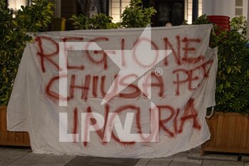 2020-11-05 - Striscione contro la Regione Calabria  - MARCIA PACIFICA CONTRO ZONA ROSSA IN CALABRIA - NEWS - CHRONICLE