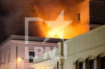 2020-11-12 - Incendio nel piano superiore della Corte d'appello di Reggio Calabria  - INCENDIO ALLA CORTE D'APPELLO DI REGGIO CALABRIA - NEWS - CHRONICLE