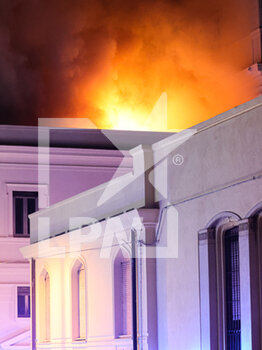 2020-11-12 - Incendio nel piano superiore della Corte d'appello di Reggio Calabria  - INCENDIO ALLA CORTE D'APPELLO DI REGGIO CALABRIA - NEWS - CHRONICLE