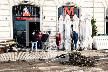 2020-12-29 - Danni della mareggiata sul lungomare di Napoli-Damage from the storm on the Naples seafront - MAREGGIATA LUNGOMARE - NEWS - CHRONICLE