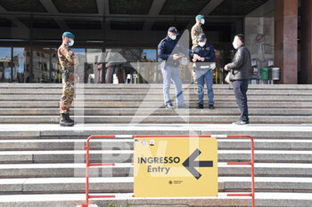 2021-03-15 - Controlli della Polizia e dei Militari davanti alla Stazione - VENEZIA IN ZONA ROSSA - NEWS - CHRONICLE