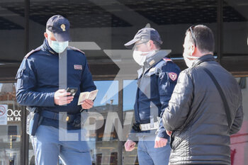 2021-03-15 - Controlli della Polizia e dei Militari davanti alla Stazione - VENEZIA IN ZONA ROSSA - NEWS - CHRONICLE