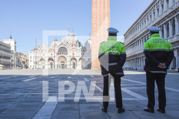 2021-03-15 - Zona Piazza San Marco - I controlli della Polizia Locale in una piazza semi deserta - VENEZIA IN ZONA ROSSA - NEWS - CHRONICLE