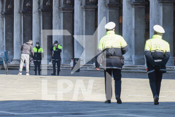 2021-03-15 - Zona Piazza San Marco - I controlli della Polizia Locale in una piazza semi deserta - VENEZIA IN ZONA ROSSA - NEWS - CHRONICLE