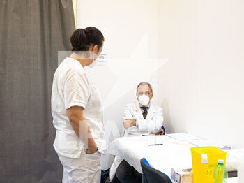 2021-04-01 - Napoli, Museo Madre. Un medi e un infermiera nelle cabine per vaccinare. - CAMPAGNA VACCINALE IN CAMPANIA - NEWS - CHRONICLE