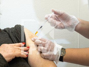 2021-04-01 - Napoli. Museo Madre. Un'infermiera sta somministrando il vaccino AstraZeneca ad una paziente. - CAMPAGNA VACCINALE IN CAMPANIA - NEWS - CHRONICLE
