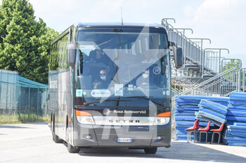2021-05-26 - L'autobus del Cittadella. In prima fila si intravedono il DG Marchetti e l'allenatore Venturato - TIFOSI AS CITTADELLA PARTENZA PER LA FINALE - NEWS - CHRONICLE