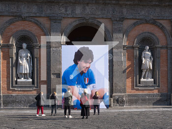 2020-11-28 - Un enorme manifesto di Maradona a Napoli, in Piazza Del Plebiscito per omaggiare il campione del mondo - AD10S DIEGO ARMANDO MARADONA - REPORTAGE - CHRONICLE