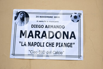 2020-11-28 - Un cartello mortuario per le strade di Napoli per la scomparse di Diego Armando Maradona - AD10S DIEGO ARMANDO MARADONA - REPORTAGE - CHRONICLE