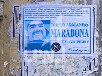 2020-11-28 - Quartieri Spagnoli a Napoli. Un manifesto per omaggiare il campione del mondo: Diego Armando Maradona - AD10S DIEGO ARMANDO MARADONA - REPORTAGE - CHRONICLE