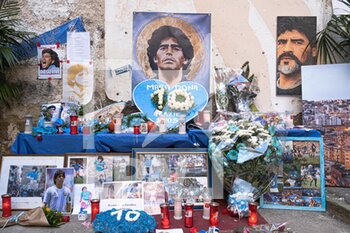 2020-11-28 - Quartieri Spagnoli, Napoli. Tutti gli abitanti del quartiere hanno istituito un santuario in onore di Diego Armando Maradona - AD10S DIEGO ARMANDO MARADONA - REPORTAGE - CHRONICLE