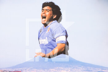 2020-11-28 - Napoli, Quartieri Spagnoli. Una grafica esposta al Santuario dedicato a Diego Armando Maradona - AD10S DIEGO ARMANDO MARADONA - REPORTAGE - CHRONICLE