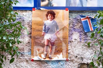 2020-11-28 - Napoli, Quartieri Spagnoli. Una Foto di Diego Armando Maradona riposta nel Santuario a lui dedicato - AD10S DIEGO ARMANDO MARADONA - REPORTAGE - CHRONICLE