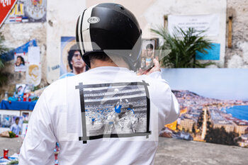 2020-11-28 - Napoli, Quartieri Spagnoli. Un uomo ritratto davanti al Santuario dedicato a Diego Armando Maradona - AD10S DIEGO ARMANDO MARADONA - REPORTAGE - CHRONICLE