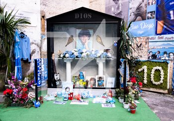 2020-11-28 - 21 febbraio 2021. Ai Quartieri Spagnoli, nel centro di Napoli, gli abitanti dedicano u'edicola votiva dedicata al campione del mondo Diego Armando Maradona, scomparso il 26 novembre del 2020 - AD10S DIEGO ARMANDO MARADONA - REPORTAGE - CHRONICLE