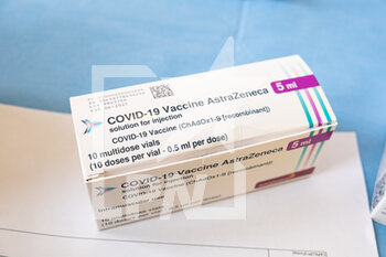 2021-04-02 - Confezione di fiale di Vaccino anti Covid-19 AstraZeneca. - VACCINAZIONI COVID-19 IN CAMPANIA - REPORTAGE - CHRONICLE