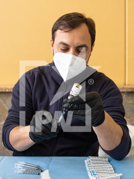 2021-04-02 - Un infermiere prepara le dosi del vaccino da somministrare - VACCINAZIONI COVID-19 IN CAMPANIA - REPORTAGE - CHRONICLE