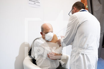 2021-04-02 - Un signore riceve la prima dose di vaccino Pfizer. - VACCINAZIONI COVID-19 IN CAMPANIA - REPORTAGE - CHRONICLE