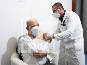 2021-04-02 - Un signore riceve la prima dose di vaccino Pfizer - VACCINAZIONI COVID-19 IN CAMPANIA - REPORTAGE - CHRONICLE