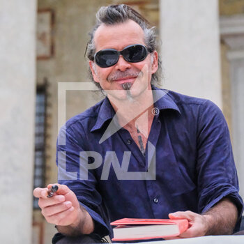 Sorsi d'autore - Piero Pelu' presenta il libro Spacca l'infinito. Il romanzo di una vita. - NEWS - CULTURE