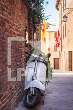 2021-06-02 - Tuscan streets, Vespa, Montalcino - SPRING IN TUSCANY - REPORTAGE - PLACES