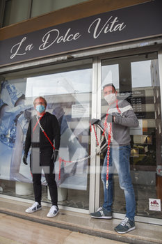 2020-04-27 - Hairdressers protest for forced closing due to Covid-19 in Padua - From left: Agostino De Villi, Stefano Torresin - PADUA HAIRDRESSERS PROTEST - NEWS - WORK