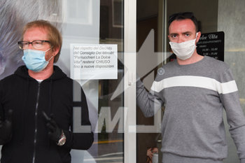 2020-04-27 - Hairdressers protest for forced closing due to Covid-19 in Padua - From left: Agostino De Villi, Stefano Torresin - PADUA HAIRDRESSERS PROTEST - NEWS - WORK