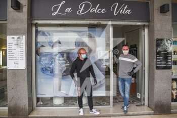 2020-04-27 - Hairdressers protest for forced closing due to Covid-19 in Padua - From left: Agostino De Villi, Stefano Torresin - PADUA HAIRDRESSERS PROTEST - NEWS - WORK