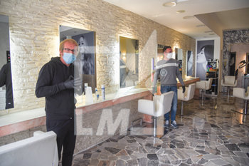 2020-04-27 - Hairdressers protest for forced closing due to Covid-19 in Padua - From left: Agostino De Villi, Stefano Torresin - PADUA HAIRDRESSERS PROTEST - NEWS - WORK