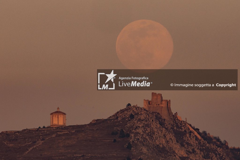 Superluna a Rocca Calascio - REPORTAGE - ENVIRONMENT