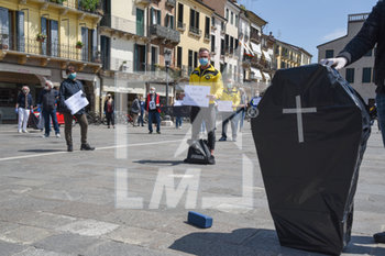 2020-05-06 - Padua - Demonstration organized by ACC ( Association of Shopkeepers of the Center City) against the restrictions related to Covid-19 pandemic to press the reopening of shops - PADUA - DEMONSTRATION OF SHOPKEEPERS AGAINST COVID-19 RESTRICTIONS - NEWS - WORK