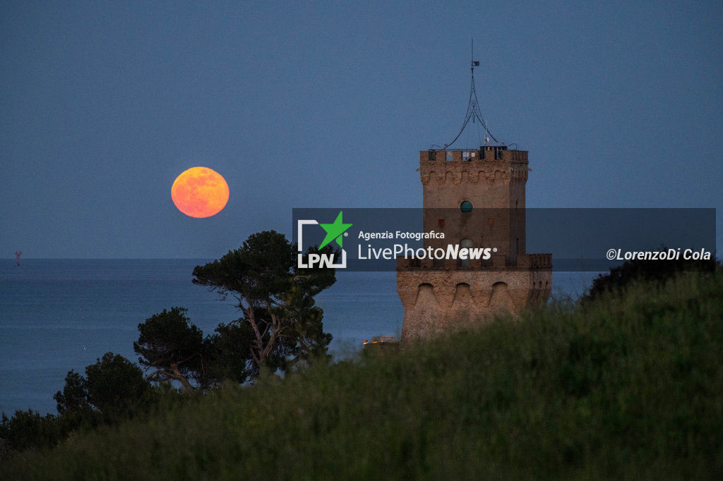 Supermoon rising from the sea behind Torre di Cerrano (Te), in Italy. - REPORTAGE - ENVIRONMENT